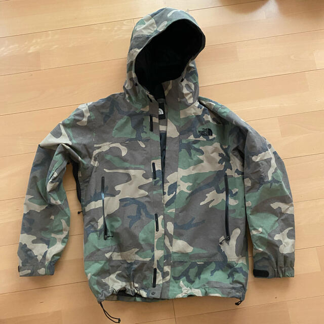 THE NORTH FACE(ザノースフェイス)のカモフラ　マウンテンパーカー　サイズL THE NORTHFACE メンズのジャケット/アウター(マウンテンパーカー)の商品写真