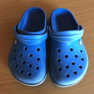 クロックス(crocs)のクロックス子供用 crocs 青サンダル ワニのバッチ(サンダル)