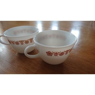 パイレックス(Pyrex)のコーニング ミルクグラス ゴールデンバタフライ2客(グラス/カップ)