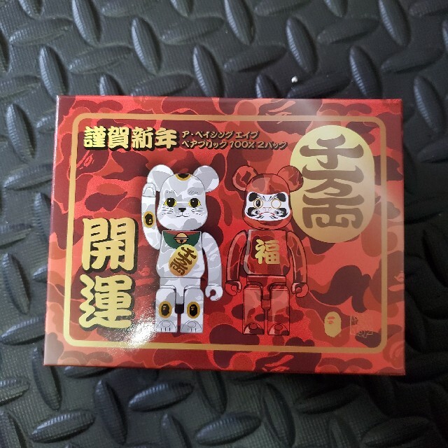 BE@RBRICK BAPE 招き猫 & 達磨 100% 2PK