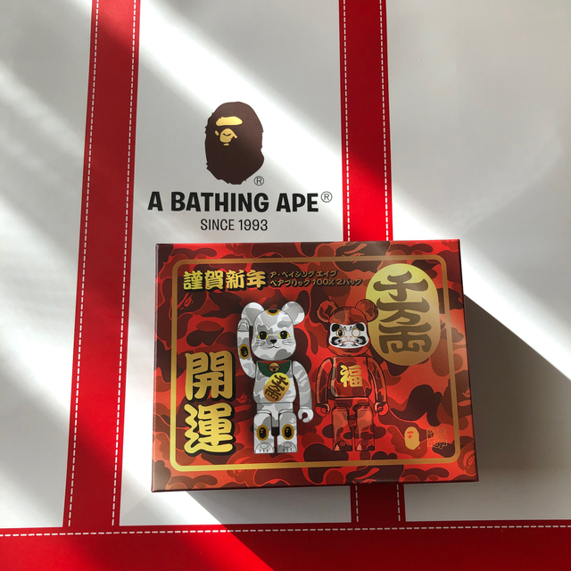 A BATHING APE(アベイシングエイプ)のNEW YEAR BAPE BE@RBRICK 招き猫＆達磨 100%セット  ハンドメイドのおもちゃ(フィギュア)の商品写真