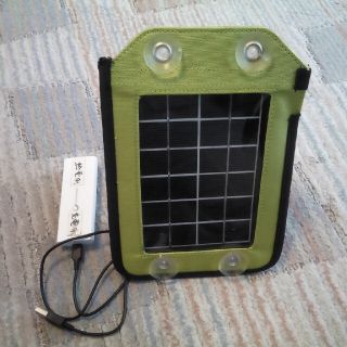 ソーラーパネルと充電池(バッテリー/充電器)