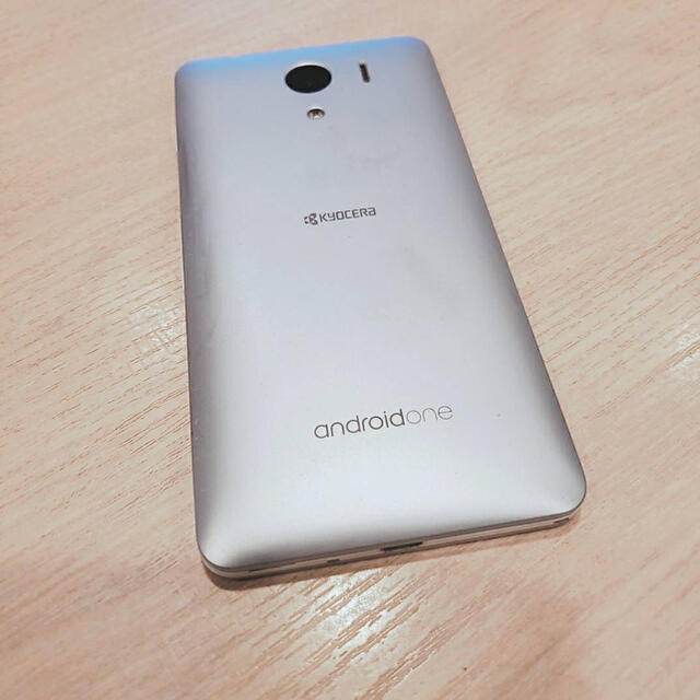 京セラ(キョウセラ)のAndroid One S2 ホワイト　SIMフリー　即購入OK スマホ/家電/カメラのスマートフォン/携帯電話(スマートフォン本体)の商品写真