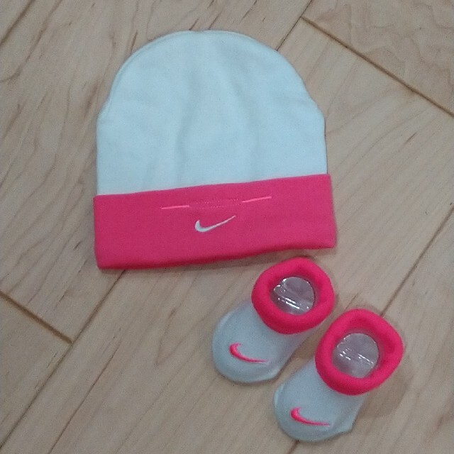 NIKE(ナイキ)のナイキ？　帽子0-6ヶ月　靴下 キッズ/ベビー/マタニティのキッズ/ベビー/マタニティ その他(その他)の商品写真