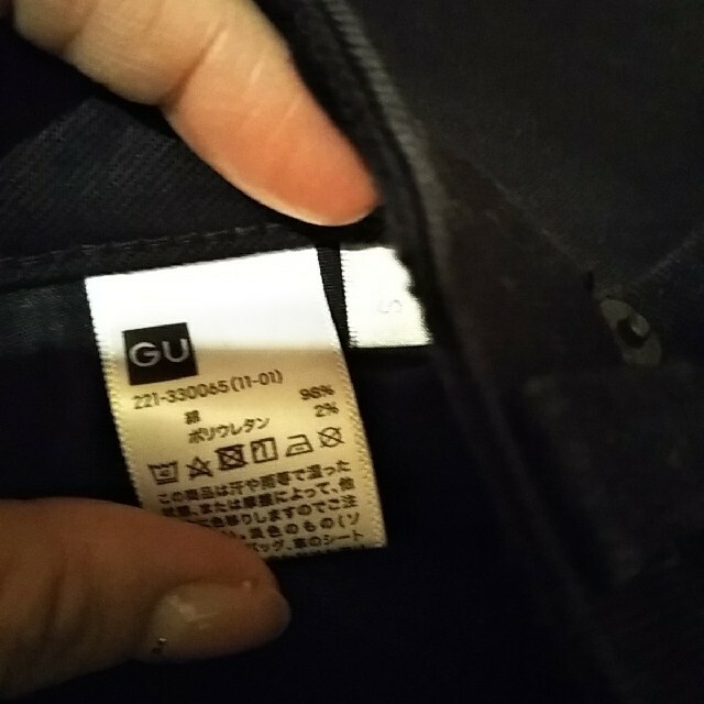 GU(ジーユー)の未使用　gu　フレアジーンズsd　ブラック　Sサイズ レディースのパンツ(デニム/ジーンズ)の商品写真