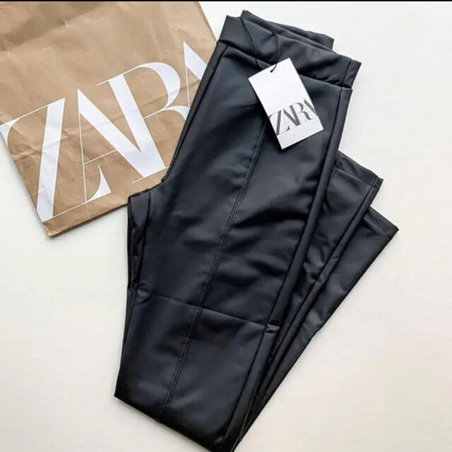 ZARA(ザラ)のZARA ビニールレザー　フェイクレザー　レギンス　152 XS  レディースのレッグウェア(レギンス/スパッツ)の商品写真