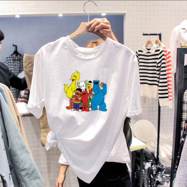 SESAME STREET(セサミストリート)のセサミストリート KAWS プリント Tシャツ ホワイト　Lサイズ メンズのトップス(Tシャツ/カットソー(半袖/袖なし))の商品写真