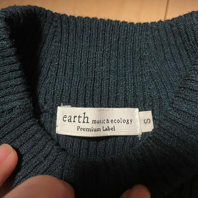 earth music & ecology(アースミュージックアンドエコロジー)のハイネック　ニット　セーター　ダークグリーン　緑 レディースのトップス(ニット/セーター)の商品写真