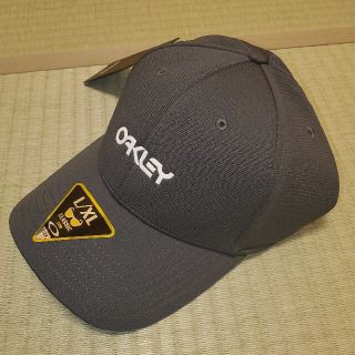 オークリー(Oakley)の【新品】帽子　キャップ(キャップ)