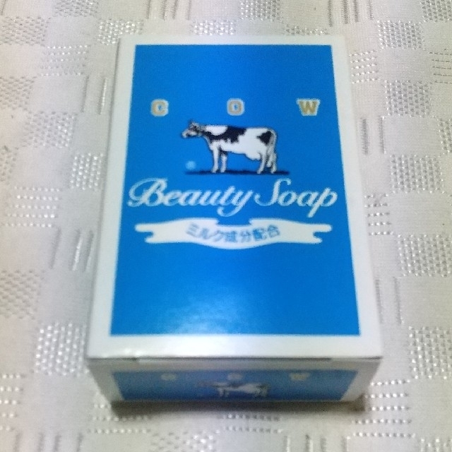 牛乳石鹸(ギュウニュウセッケン)の送料込 カウブランド 牛乳石鹸 青箱(85g)×4 コスメ/美容のボディケア(ボディソープ/石鹸)の商品写真