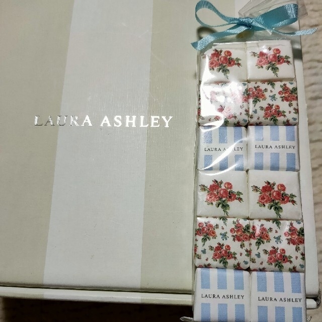 LAURA ASHLEY(ローラアシュレイ)のマグカップ インテリア/住まい/日用品のキッチン/食器(グラス/カップ)の商品写真