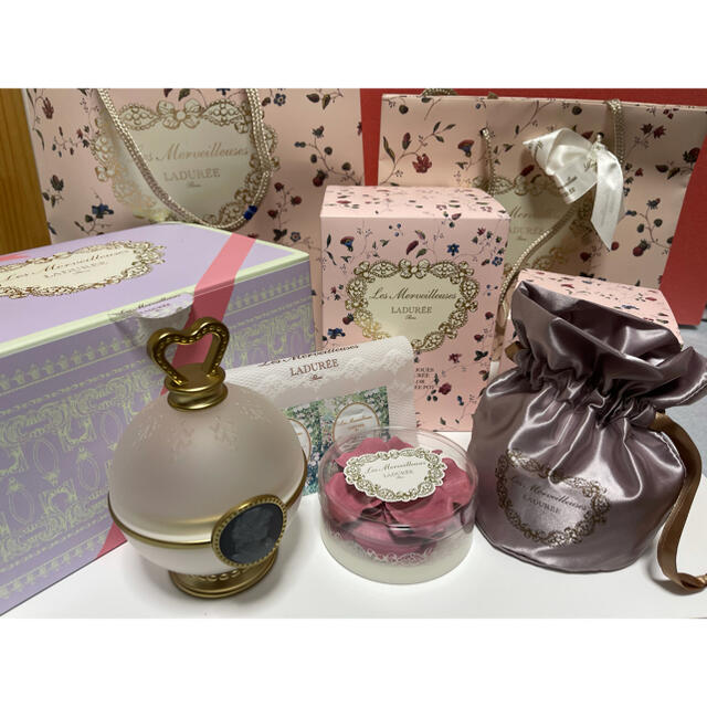 Les Merveilleuses LADUREE(レメルヴェイユーズラデュレ)のラデュレ チーク ローズ 花びら フェイスカラー ポット セット おまけ付 コスメ/美容のベースメイク/化粧品(チーク)の商品写真