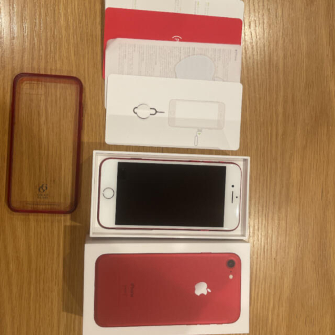 Apple(アップル)のiPhone 7 Red 128 GB SIMロック解除済 スマホ/家電/カメラのスマートフォン/携帯電話(スマートフォン本体)の商品写真