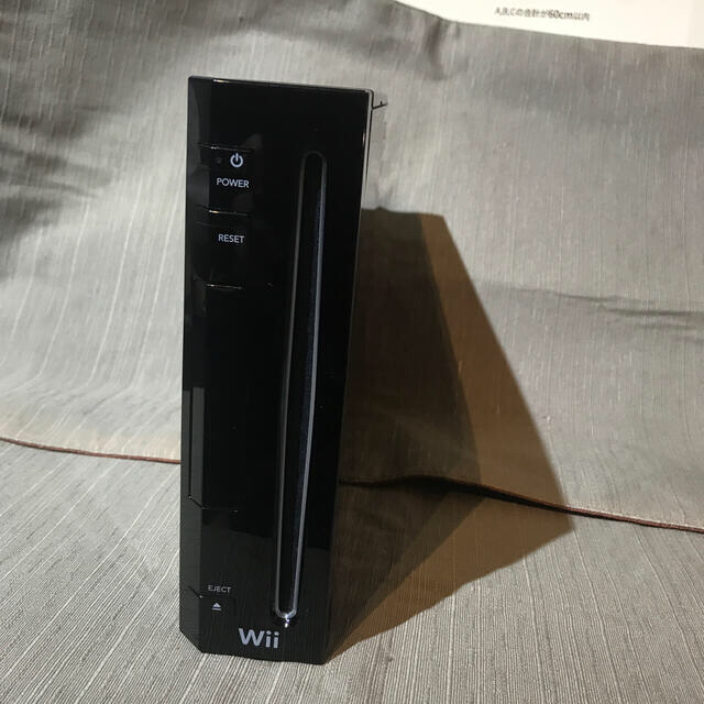 Wii(ウィー)のWii 本体 ブラック ＋ Wii Fitソフトおまけ エンタメ/ホビーのゲームソフト/ゲーム機本体(家庭用ゲーム機本体)の商品写真