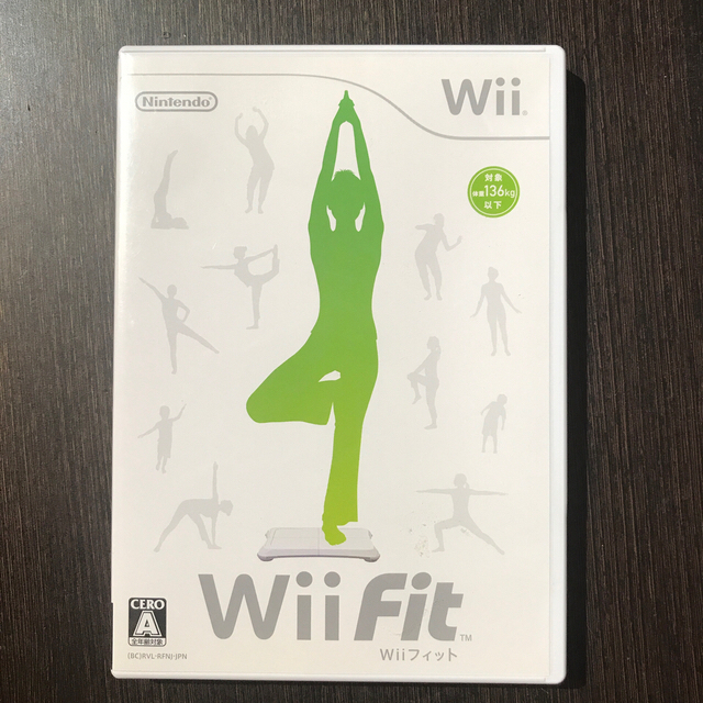 Wii(ウィー)のWii 本体 ブラック ＋ Wii Fitソフトおまけ エンタメ/ホビーのゲームソフト/ゲーム機本体(家庭用ゲーム機本体)の商品写真