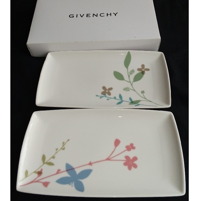 GIVENCHY(ジバンシィ)の新品！ジバンシー GIVENCHY ペアカップ & お皿二枚セット インテリア/住まい/日用品のキッチン/食器(食器)の商品写真