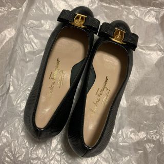 フェラガモ(Ferragamo)の♪♪美品♪ フェラガモ パンプス ヴァラ レザー 革製 型押し 黒 リボン(ハイヒール/パンプス)