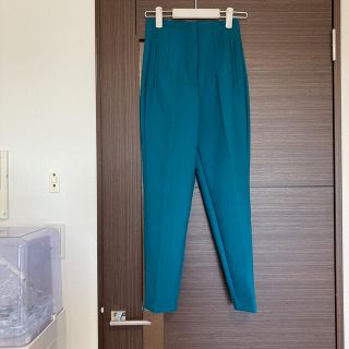 ザラ(ZARA)のハイウエストパンツ:グリーン　xs の中でも小さめ！(クロップドパンツ)