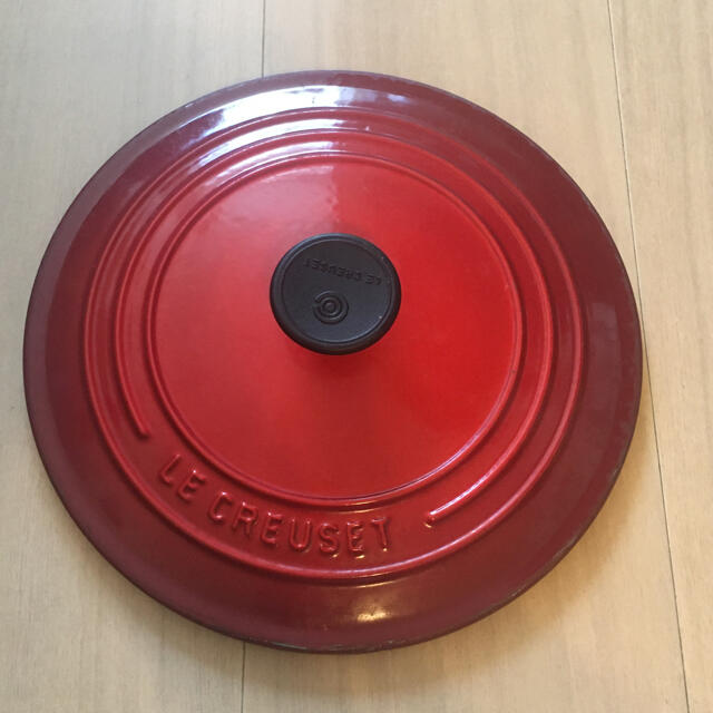 LE CREUSET(ルクルーゼ)のル・クルーゼ22cm レッド　蓋のみ インテリア/住まい/日用品のキッチン/食器(鍋/フライパン)の商品写真