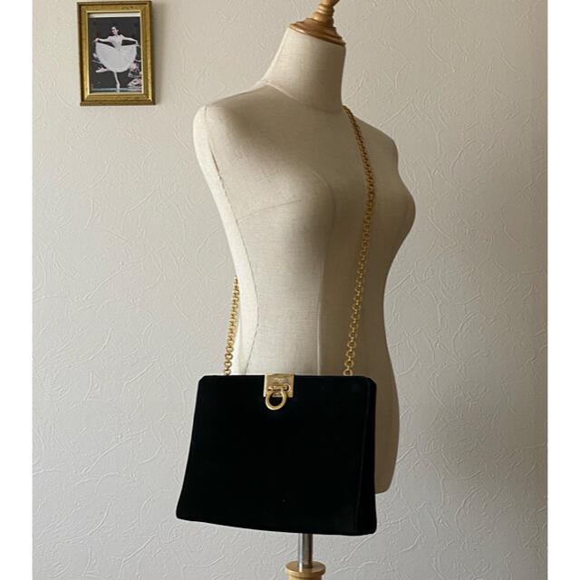 Ferragamo(フェラガモ)のフェラガモ スエード レザー バッグ 黒 ゴールドチェーン レディースのバッグ(ショルダーバッグ)の商品写真