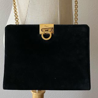 フェラガモ(Ferragamo)のフェラガモ スエード レザー バッグ 黒 ゴールドチェーン(ショルダーバッグ)