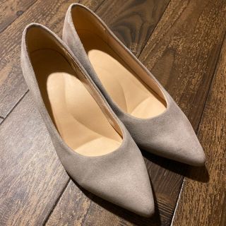 ユニクロ(UNIQLO)のユニクロ　コンフィールタッチパンプス　24cm ベージュ　スエード(ハイヒール/パンプス)