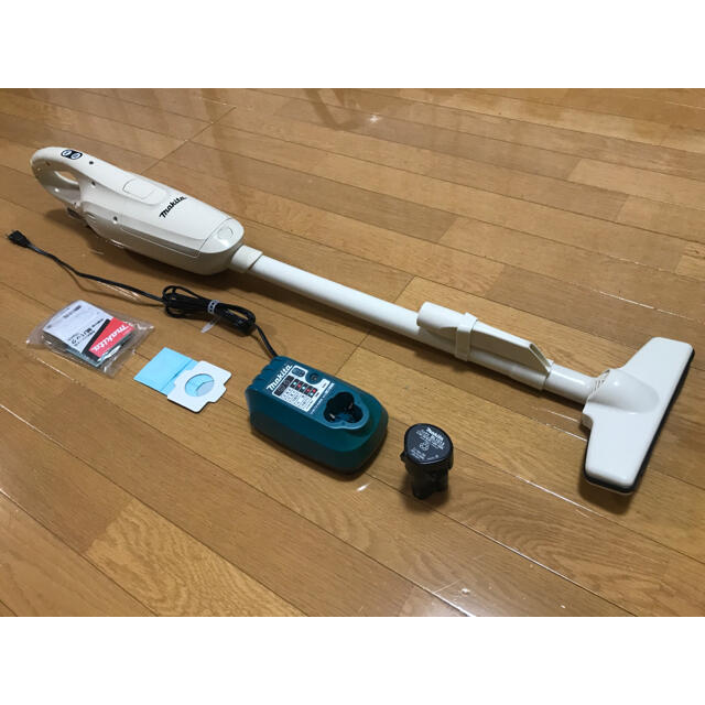 Makita(マキタ)のマキタ　充電式クリーナ　紙パック式 CL102DW スマホ/家電/カメラの生活家電(掃除機)の商品写真