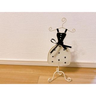 ピアススタンド　ドレス　白黒　水玉(ピアス)