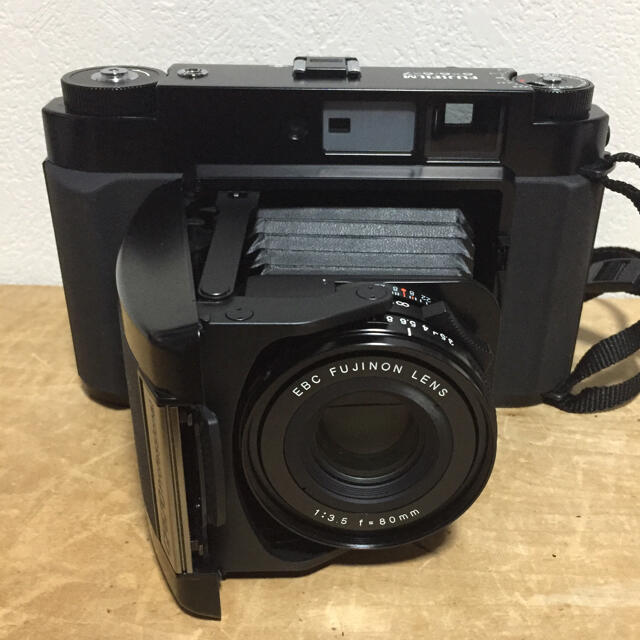 富士フイルム(フジフイルム)の富士フィルム GF670 professional ブラック フード付き 動作品 スマホ/家電/カメラのカメラ(フィルムカメラ)の商品写真