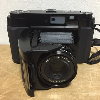 フジフイルム(富士フイルム)の富士フィルム GF670 professional ブラック フード付き 動作品(フィルムカメラ)