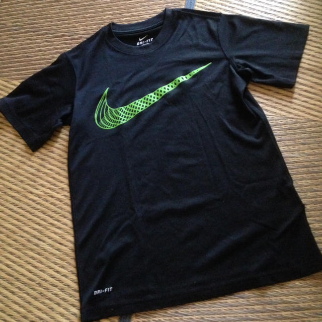 NIKE(ナイキ)のNIKE Tシャツ S(140) 黒 キッズ/ベビー/マタニティのキッズ服男の子用(90cm~)(Tシャツ/カットソー)の商品写真