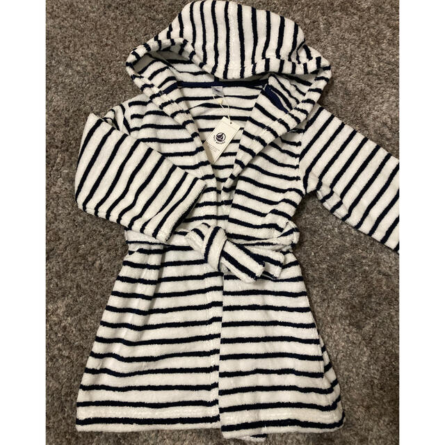 PETIT BATEAU(プチバトー)の新品♡プチバトー タオルガウン　ガウン コート　110cm キッズ/ベビー/マタニティのキッズ服男の子用(90cm~)(その他)の商品写真