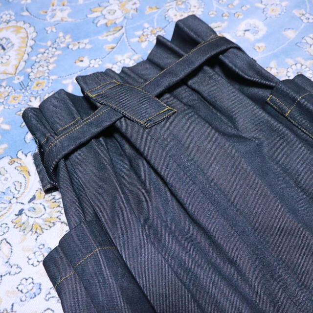 ISSEY MIYAKE me デニムライク プリーツスカート レディースのスカート(ひざ丈スカート)の商品写真