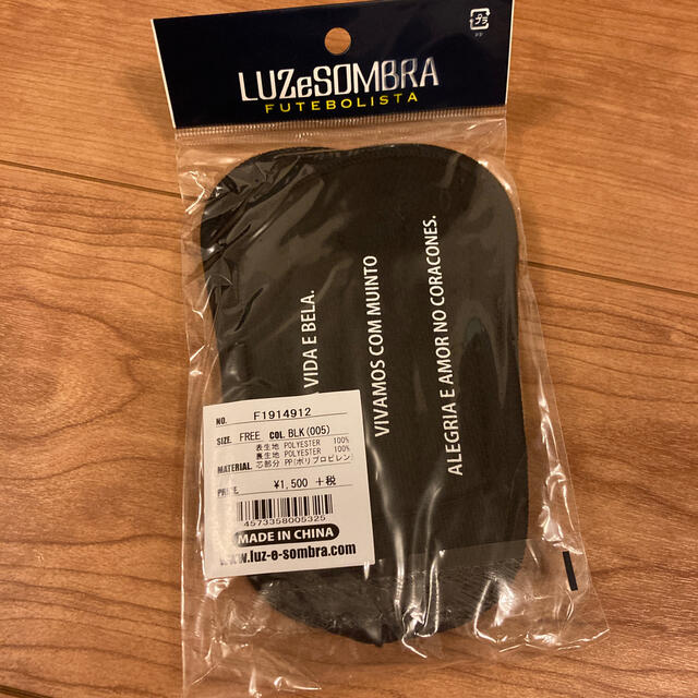 LUZ(ルース)のルースイソンブラ　すね当て　新品 スポーツ/アウトドアのサッカー/フットサル(その他)の商品写真