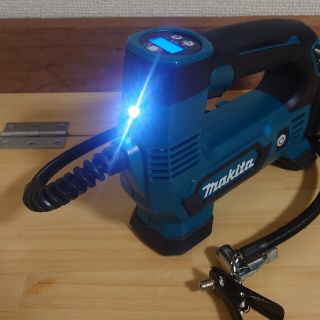 マキタ(Makita)のマキタ　10.8V　中古　充電式空気入れ　MP100D(工具)