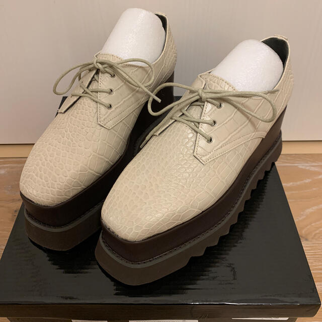 MURUA(ムルーア)の新品未使用 MURUA ワイドソールローファー　アイボリー37 レディースの靴/シューズ(ローファー/革靴)の商品写真