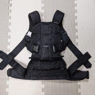 ベビービョルン(BABYBJORN)のベビーキャリア　One＋ Air　ブラック(抱っこひも/おんぶひも)