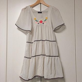 ワールドワイドラブ(WORLD WIDE LOVE!)のWORLD WIDELOVE!刺繍ワンピ(ひざ丈ワンピース)