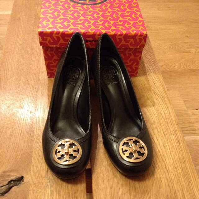 Tory Burch(トリーバーチ)の値下げしました！トリーバーチ 黒パンプス レディースの靴/シューズ(ハイヒール/パンプス)の商品写真