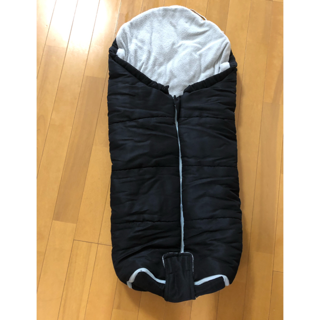 美品☆フットマフ【Pabuhk SLEEPING BAG】ブラック　黒 キッズ/ベビー/マタニティの外出/移動用品(ベビーカー/バギー)の商品写真