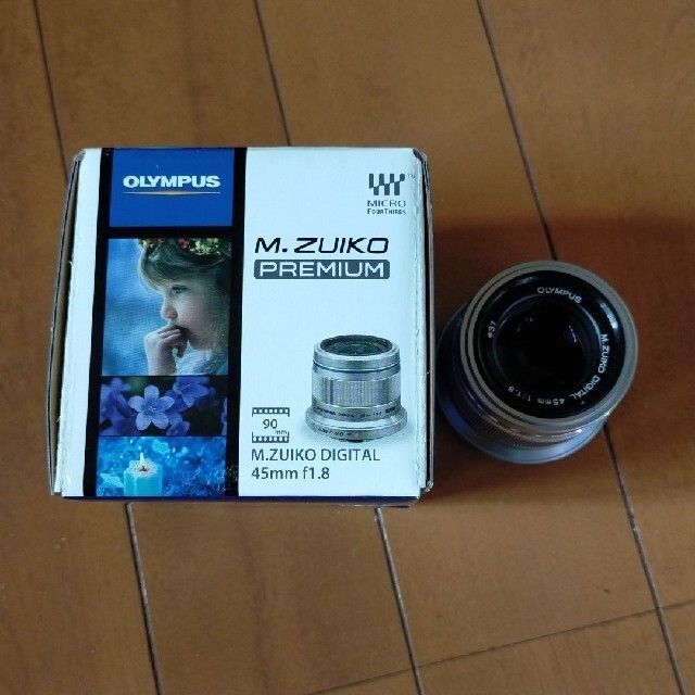 OLYMPUS(オリンパス)のOLYMPUS M45F1.8 シルバー　zuiko 単焦点レンズ スマホ/家電/カメラのカメラ(レンズ(単焦点))の商品写真