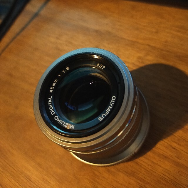 OLYMPUS(オリンパス)のOLYMPUS M45F1.8 シルバー　zuiko 単焦点レンズ スマホ/家電/カメラのカメラ(レンズ(単焦点))の商品写真