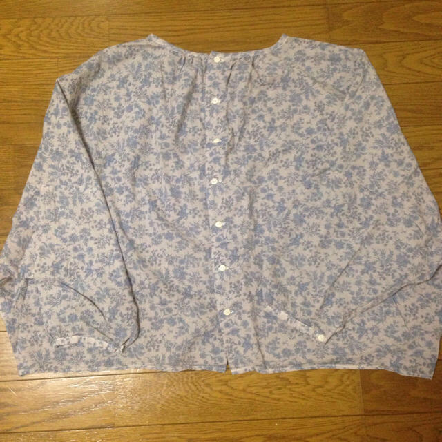 nest Robe(ネストローブ)の小花プリントブラウス レディースのトップス(シャツ/ブラウス(長袖/七分))の商品写真