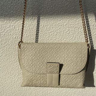 ロエベ(LOEWE)のロエベ アベニュー チェーン ショルダー バッグ グレージュ 美品(ショルダーバッグ)