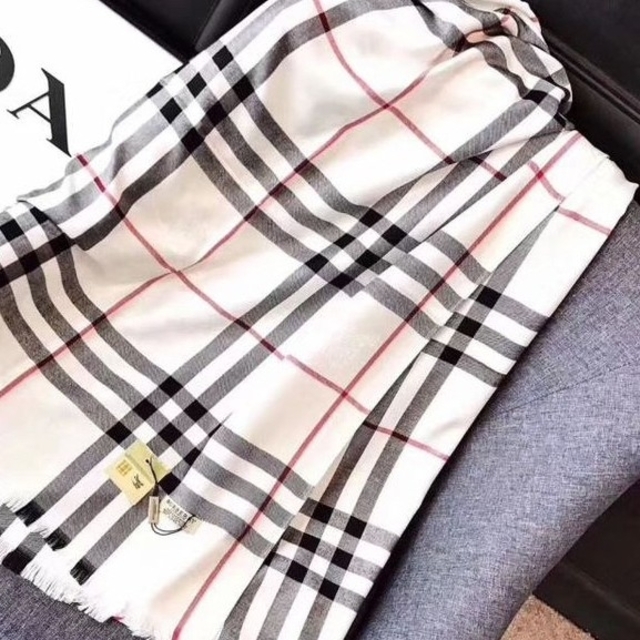 BURBERRY(バーバリー)の【未使用】Burberry　バーバリー　ショール　ストール　ベージュ レディースのファッション小物(マフラー/ショール)の商品写真