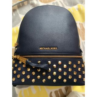 マイケルコース(Michael Kors)のスタッズ付きネイビーのリュック(リュック/バックパック)