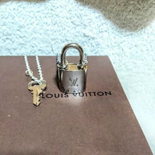 ルイヴィトン(LOUIS VUITTON)のルイヴィトン シルバー カデナ南京錠、鍵付き！(ネックレス)