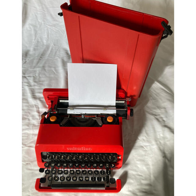 オリベッティの真っ赤なタイプライター「バレンタイン」