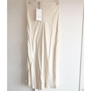 ザラ(ZARA)の☆新品未使用☆ZARA シルクサテンスカート(ロングスカート)