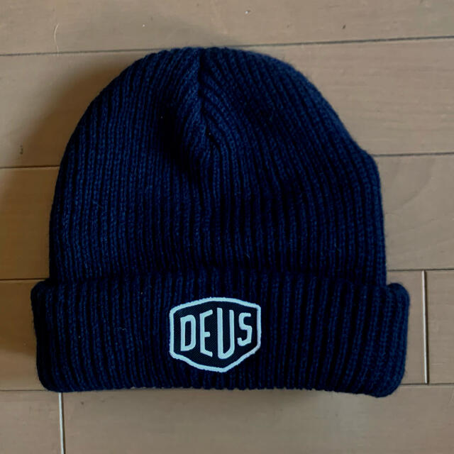 Deus ex Machina(デウスエクスマキナ)のDeus ex Machina SHIELD BEANIE メンズの帽子(ニット帽/ビーニー)の商品写真